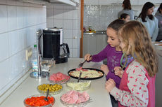Gemeinde dankt den Sternsingern mit einem Pizzabacken 